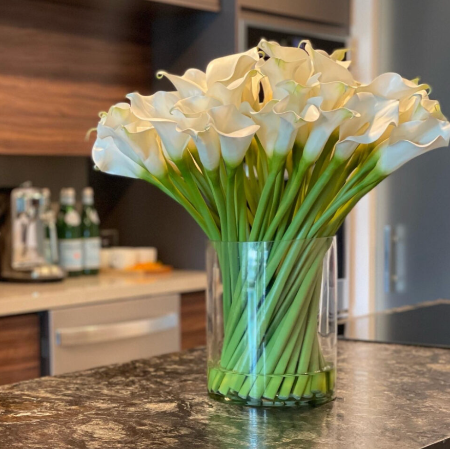 Calla Lilies in 25 cm Glass Cylinder