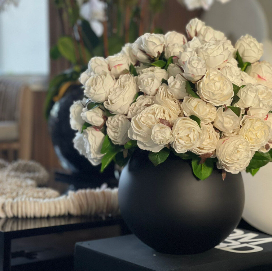 English Roses in Matte Black Fishbowl Vase